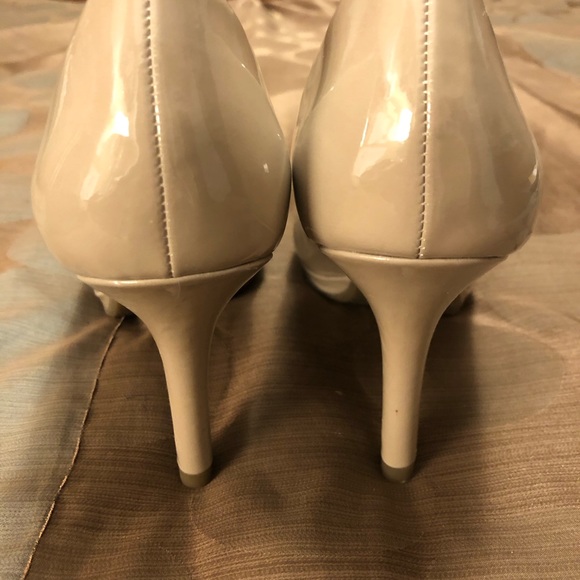 Beautiful pair of Bandolino B-flexible taupe pumps. - Picture 5 of 8